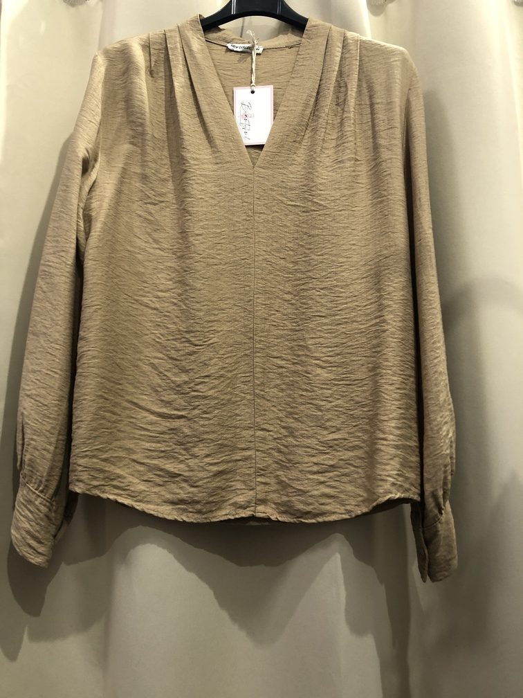 Blusa color marron con cuello de pico. Talla unica. Precio 15E