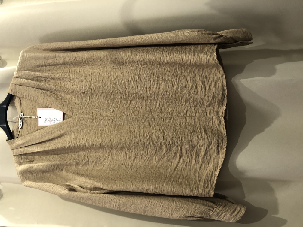 Blusa color marron con cuello de pico. Talla unica. Precio 15E