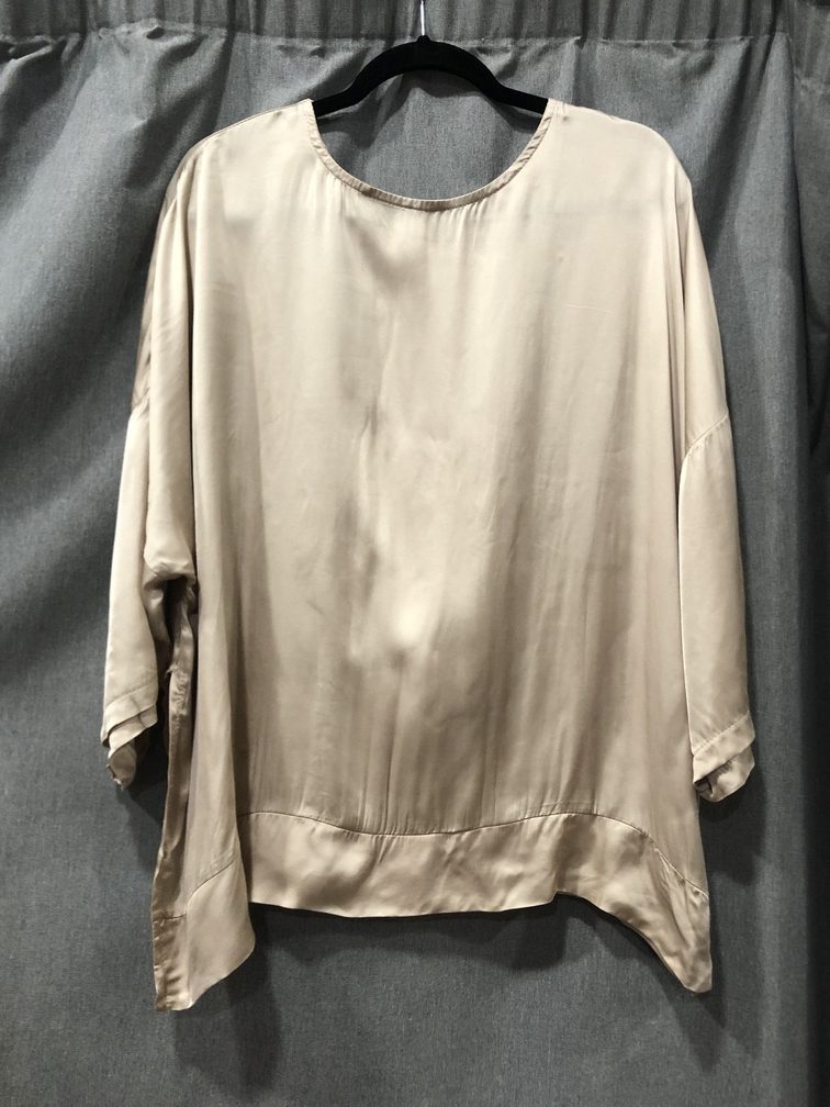 Blusa de saten dorado manga larga. Talla unica. Precio 20E