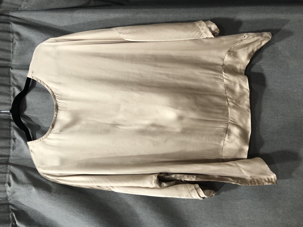 Blusa de saten dorado manga larga. Talla unica. Precio 20E