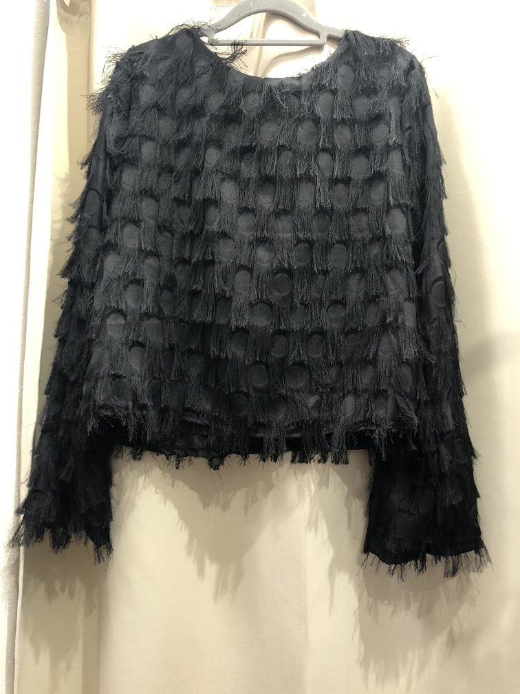 Blusa negra con cuello a la caja de flecos. Talla unica. Precio 25E