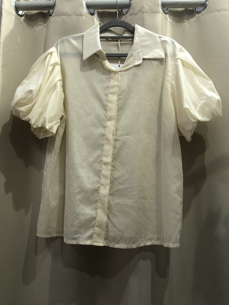 Camisa amarilla con mangas abullonadas. Talla unica. Precio 25E