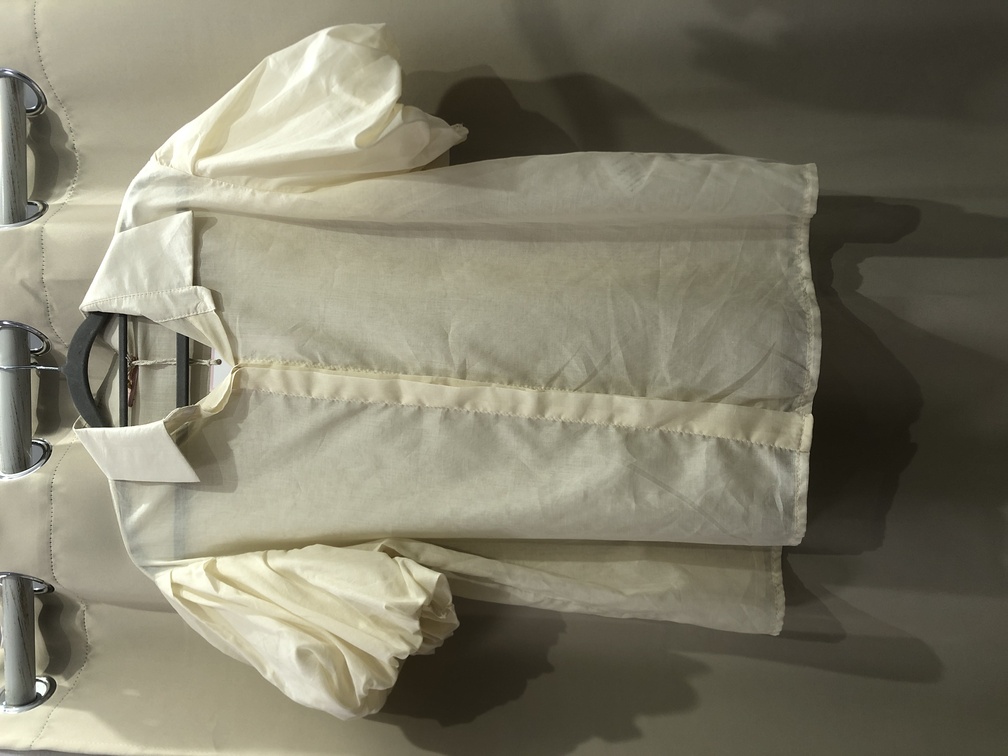 Camisa amarilla con mangas abullonadas. Talla unica. Precio 25E