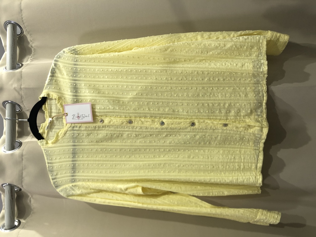 Camisa amarilla de topos manga larga. Talla unica. Precio 2850E