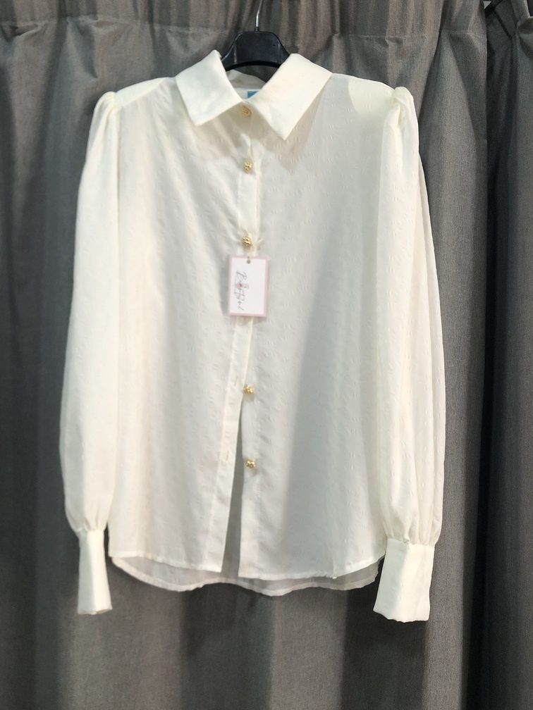 Camisa beige con botones dorados. Talla XL. Precio 30E