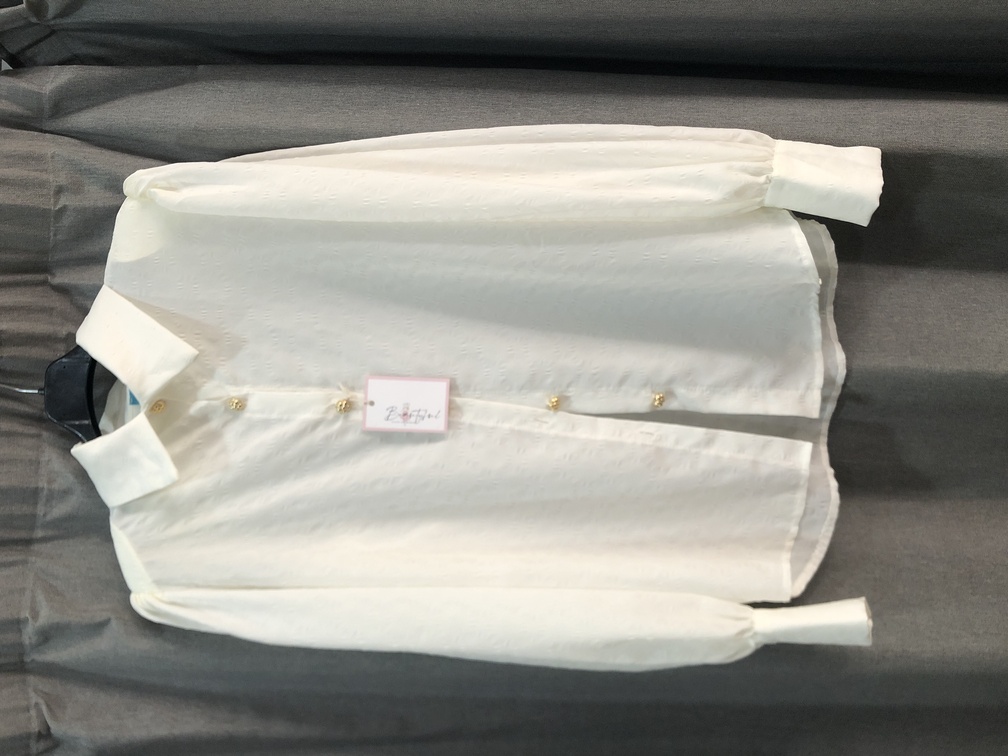 Camisa beige con botones dorados. Talla XL. Precio 30E