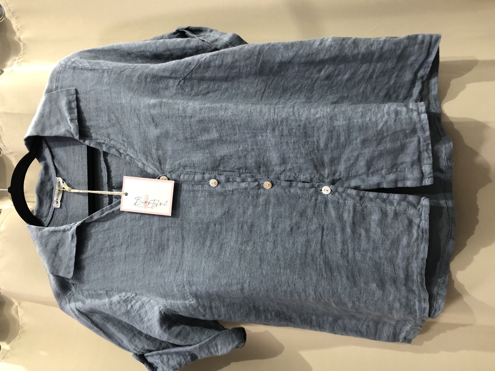 Camisa de lino azul manga corta. Talla unica. Precio 35E