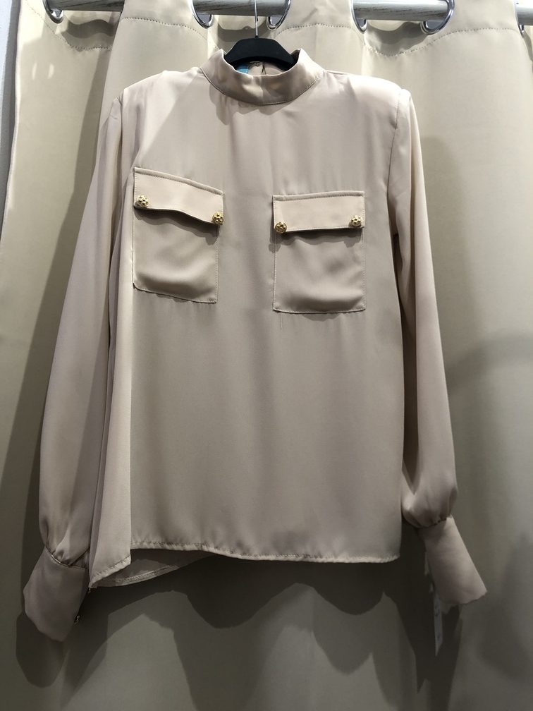 Camisa de manga larga color beige. Talla unica. Precio 18E