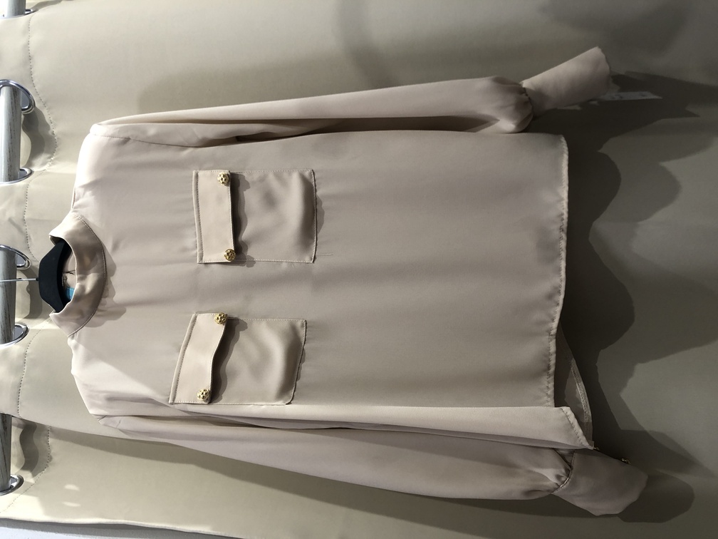 Camisa de manga larga color beige. Talla unica. Precio 18E