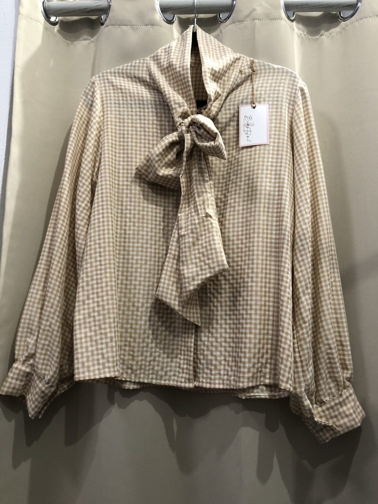 Camisa de manga larga de cuadros de Vichy marron clarito con lazo en el cuello. Talla unica. Precio 32E