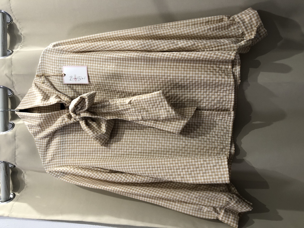 Camisa de manga larga de cuadros de Vichy marron clarito con lazo en el cuello. Talla unica. Precio 32E