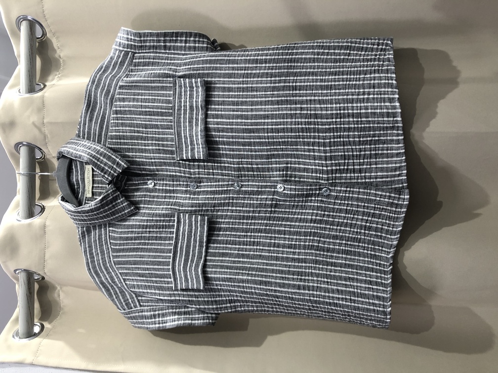 Camisa de rayas gris y blanca. Talla unica. Precio 18E