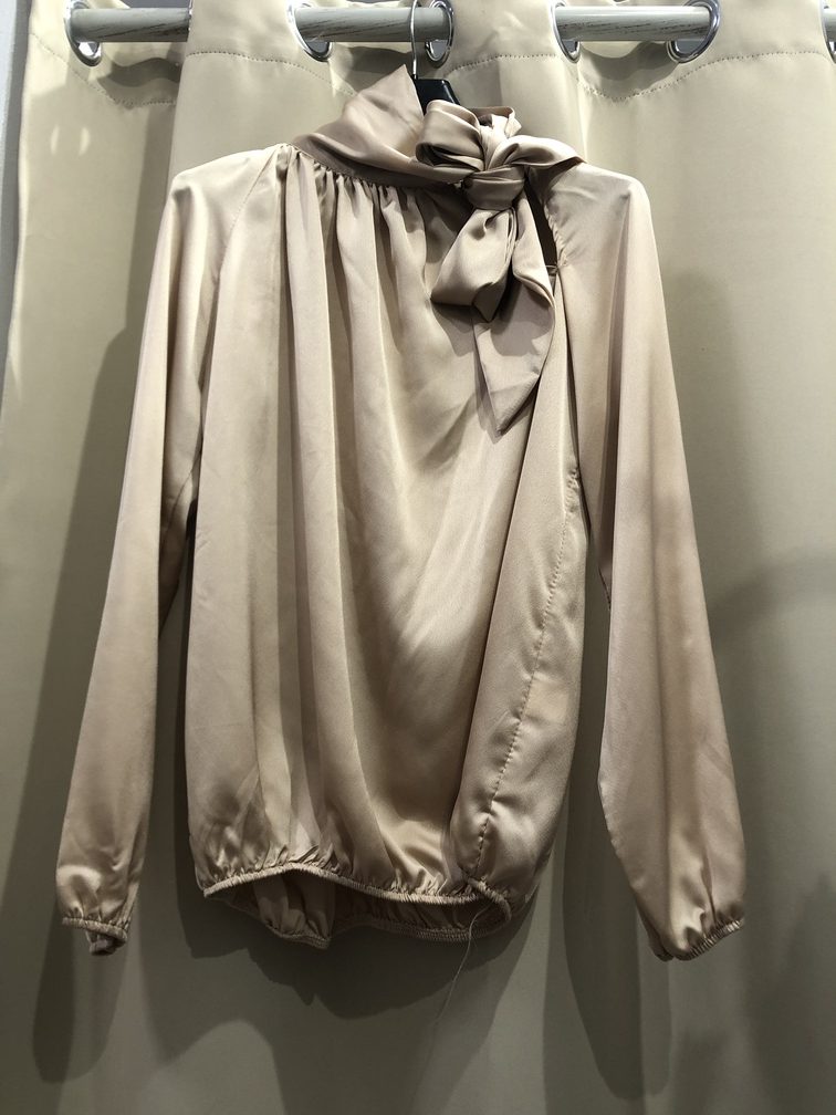 Camisa de saten con lazo en el cuello color beige. Tala unica. Precio 18E
