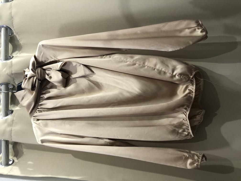Camisa de saten con lazo en el cuello color beige. Tala unica. Precio 18E