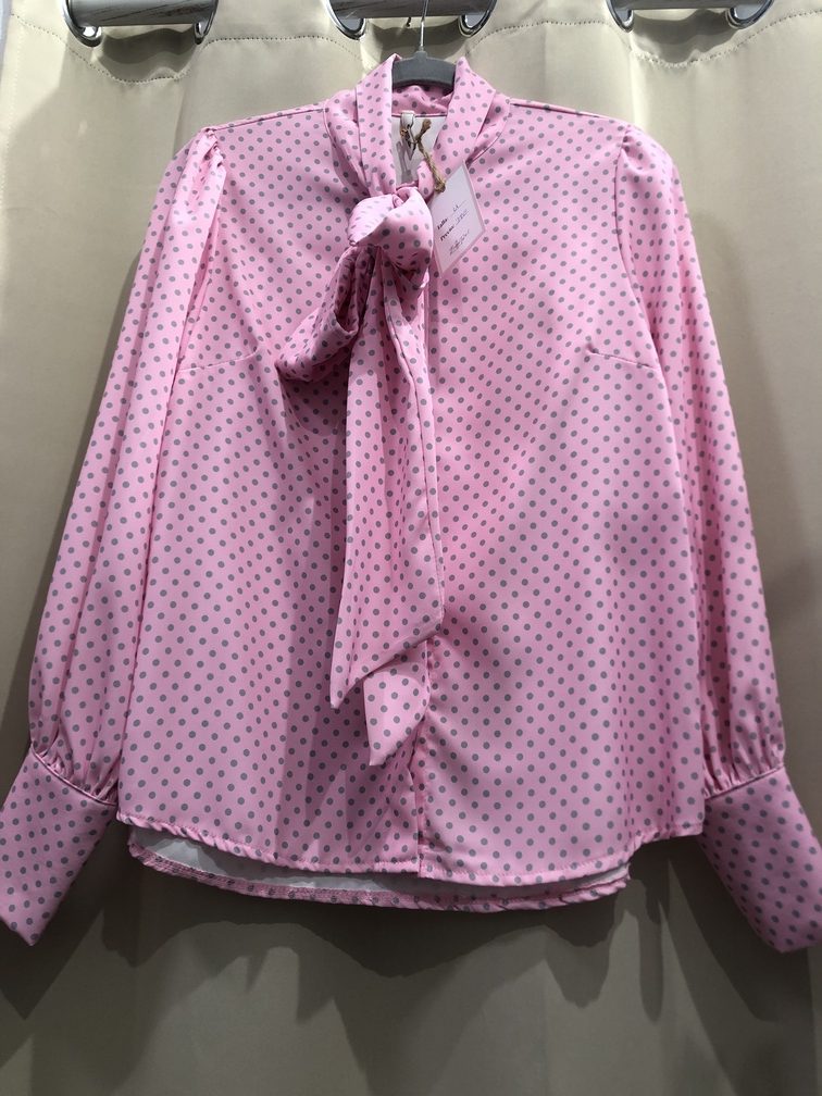 Camisa de saten rosa con lunares manga larga con lazo en el cuello. Talla unica. Precio 38E
