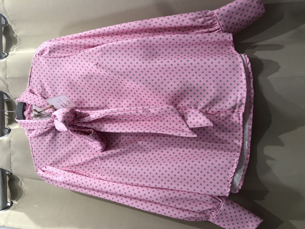 Camisa de saten rosa con lunares manga larga con lazo en el cuello. Talla unica. Precio 38E