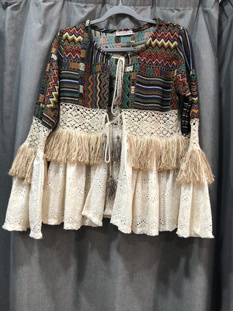Camisa estampada con flecos. Talla unica. Precio 35E