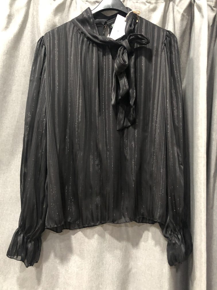 Camisa negra con brillos y lazo al cuello manga larga. Talla unica. Precio 30E