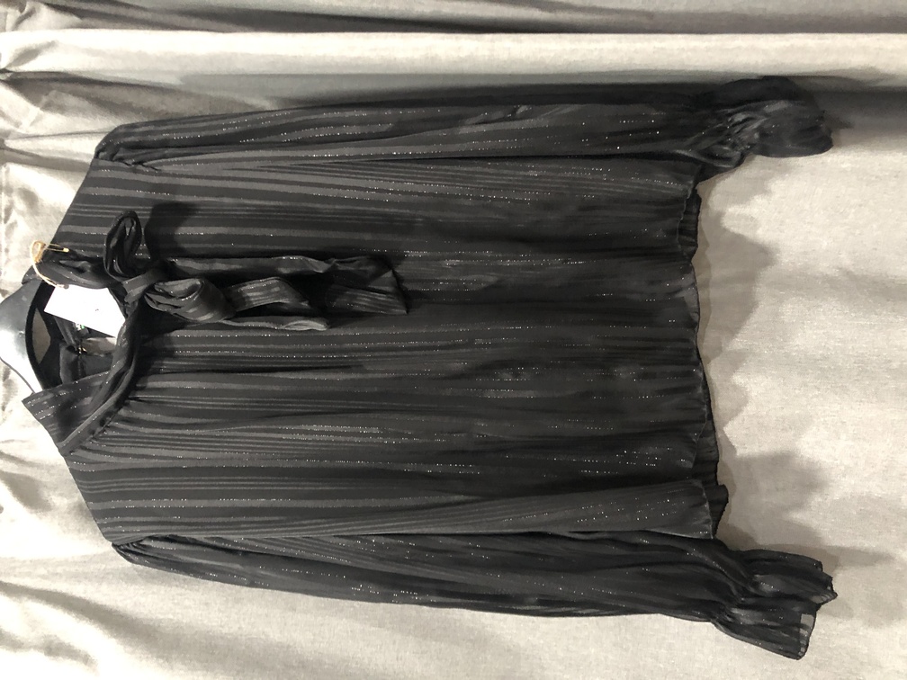 Camisa negra con brillos y lazo al cuello manga larga. Talla unica. Precio 30E