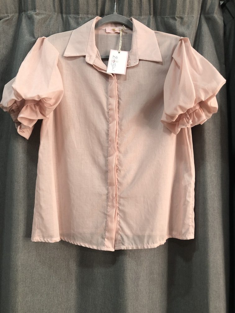 Camisa rosa clarito con manga corta de globo. Talla unica. Precio 25E