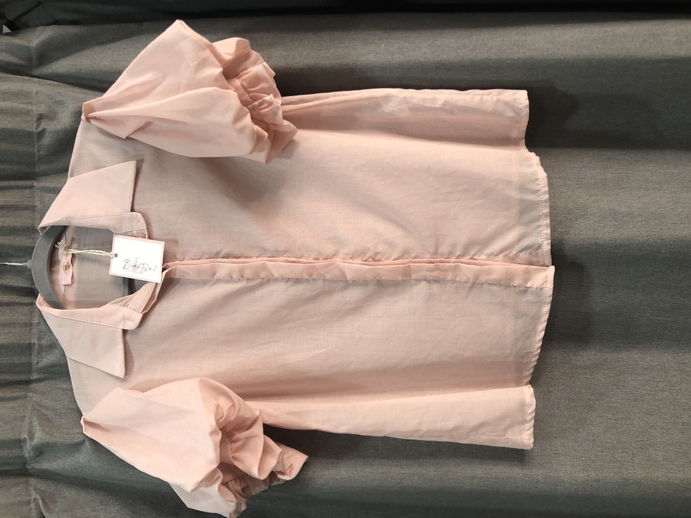 Camisa rosa clarito con manga corta de globo. Talla unica. Precio 25E