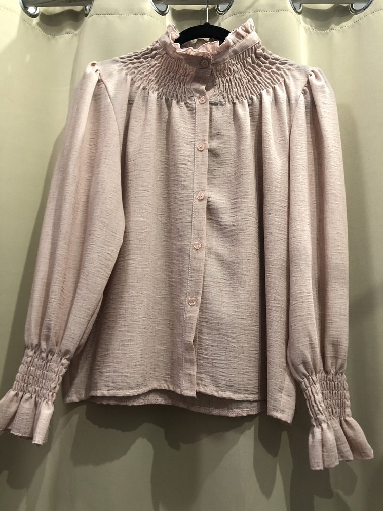 Camisa rosa empolvado con cuello de nido manga larga. Talla unica. Precio 30E