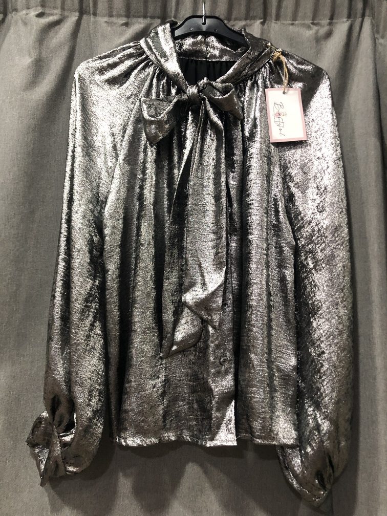 Camisa tonos plateados con lazo en le cuello manga larga. Talla unica. Precio 40E