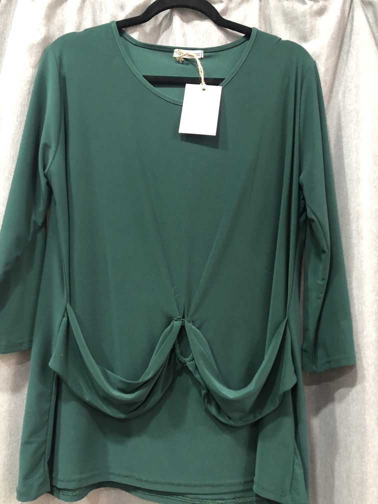 Camisa verde con detalle en la cintura. Talla 50. Precio 25E