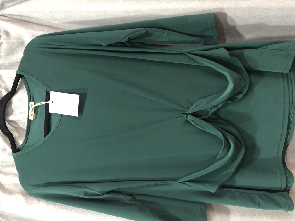 Camisa verde con detalle en la cintura. Talla 50. Precio 25E
