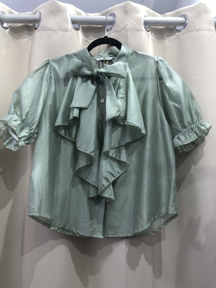 Camisa verde con lazo. Talla unica 25E