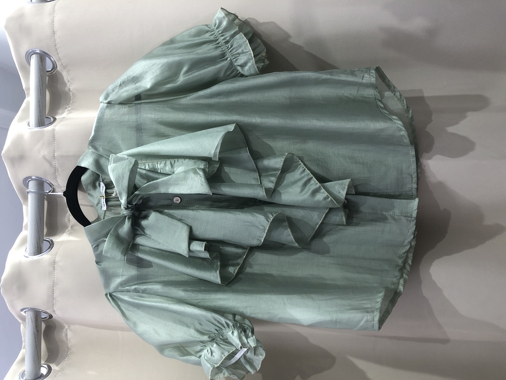 Camisa verde con lazo. Talla unica 25E