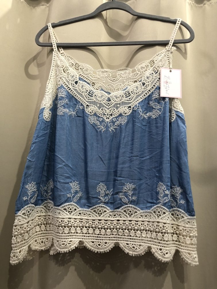 Camiseta azul con tirante fino y bordados en beige. Talla unica. Precio 15E
