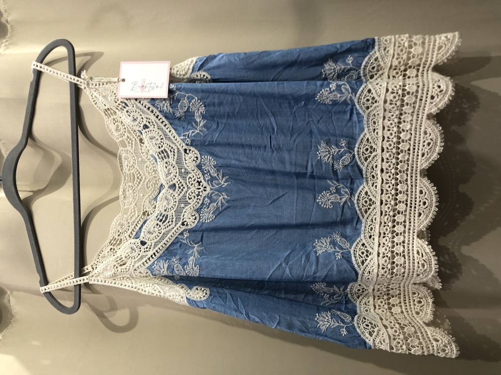 Camiseta azul con tirante fino y bordados en beige. Talla unica. Precio 15E