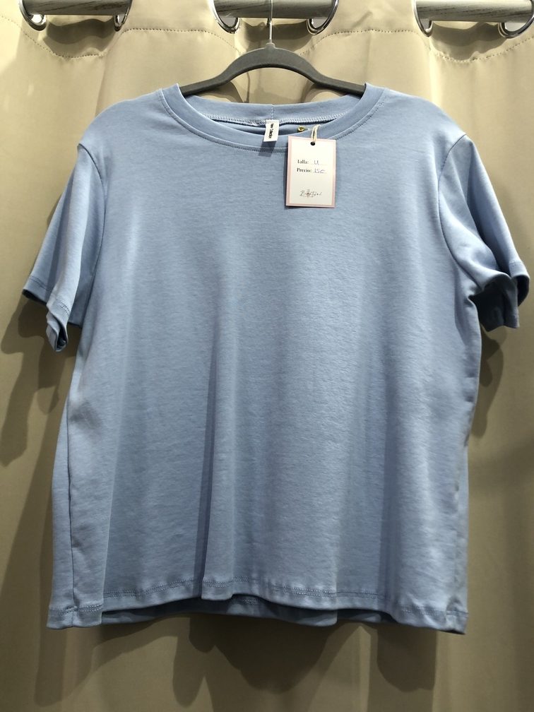 Camiseta basica de algodon color azul cielo. Talla unica. Precio 15E