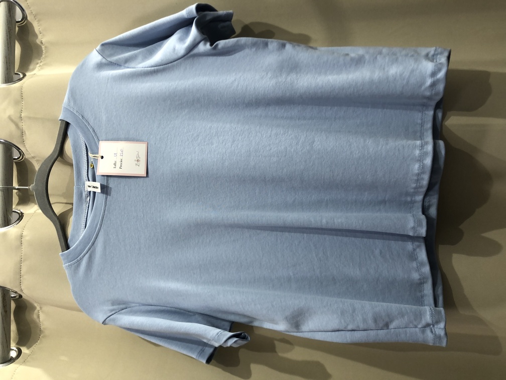 Camiseta basica de algodon color azul cielo. Talla unica. Precio 15E