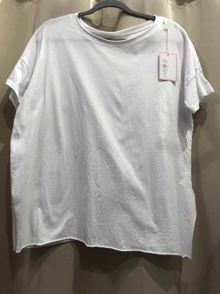 Camiseta basica de algodon color blanco. Talla unica. Precio 12E