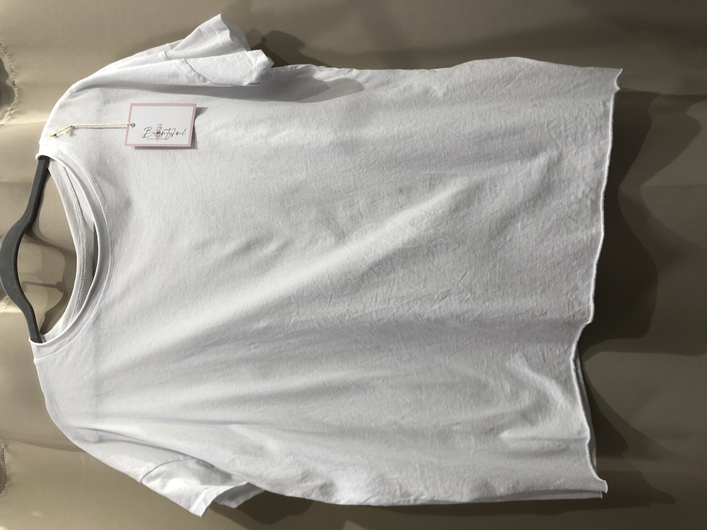 Camiseta basica de algodon color blanco. Talla unica. Precio 12E