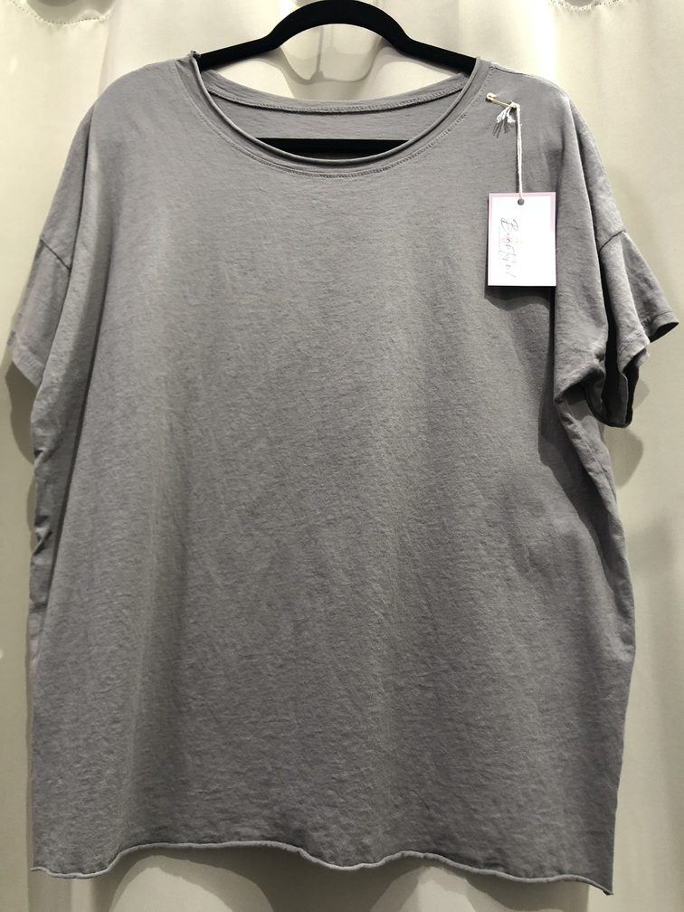 Camiseta basica de algodon color gris manga corta. Talla unica. Precio 12E