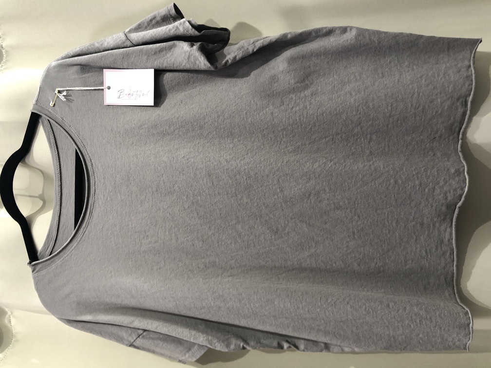 Camiseta basica de algodon color gris manga corta. Talla unica. Precio 12E