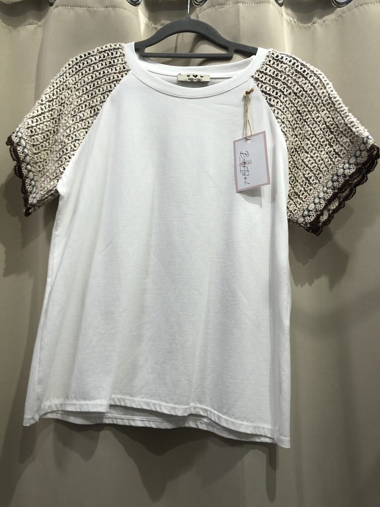 Camiseta basica de algodon con decorado crochet en la manga manga corta. Talla unica. Precio 20E