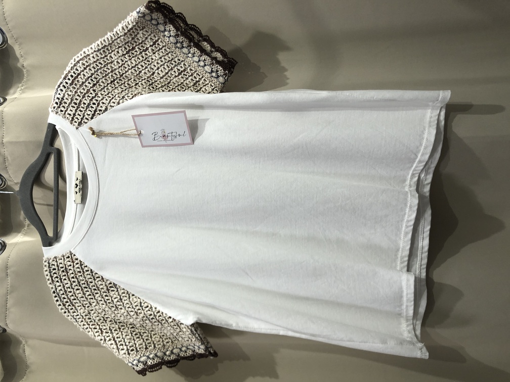 Camiseta basica de algodon con decorado crochet en la manga manga corta. Talla unica. Precio 20E