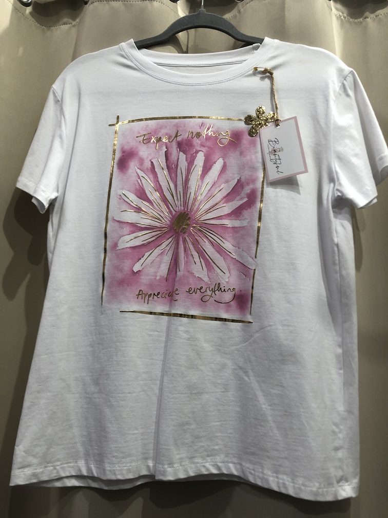 Camiseta basica de algodon manga corta. Talla unica. Precio 20E
