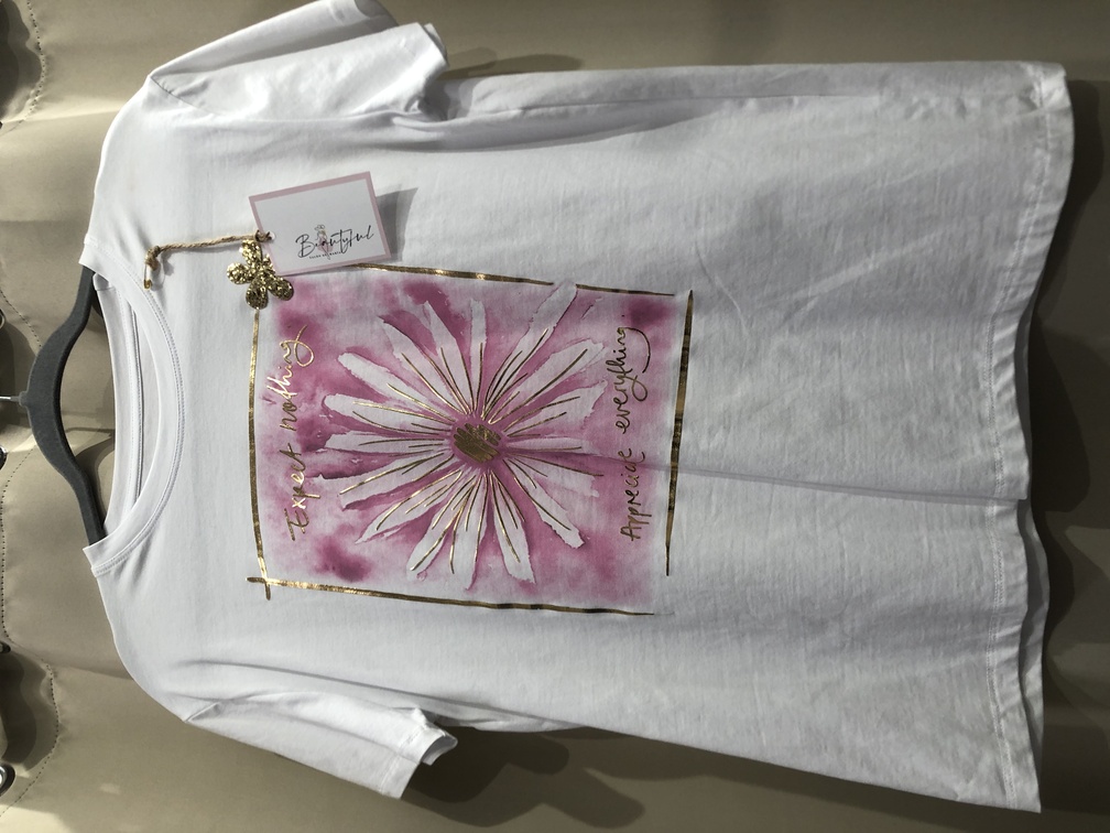 Camiseta basica de algodon manga corta. Talla unica. Precio 20E