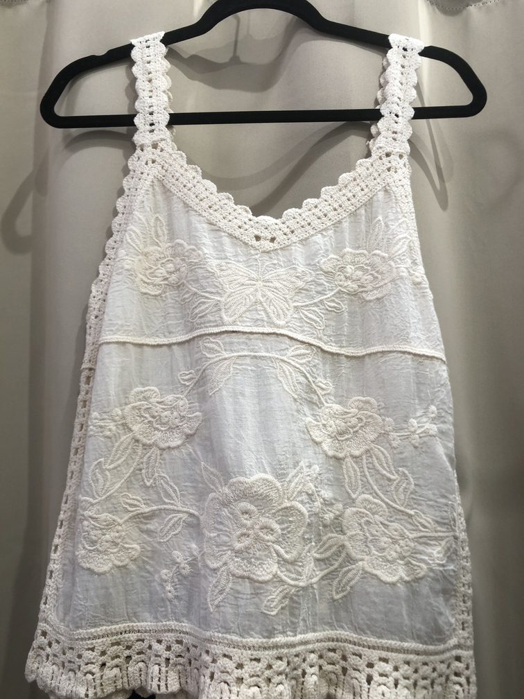 Camiseta beige con tirante fino con bordados. Talla unica. Precio 15E