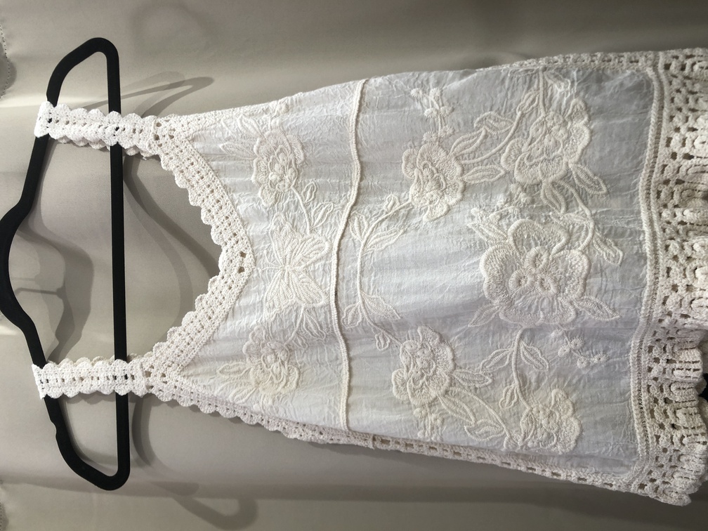 Camiseta beige con tirante fino con bordados. Talla unica. Precio 15E