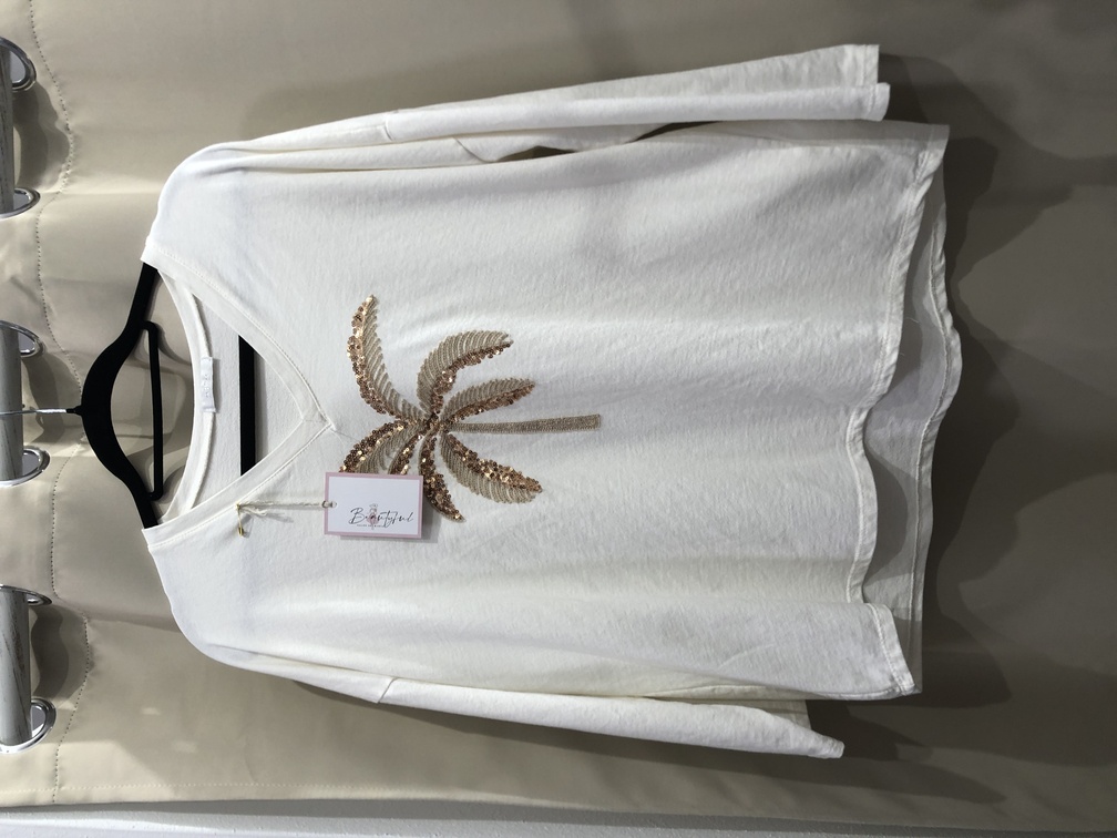 Camiseta blanca manga larga con motivo palmera en lentejuelas. Talla unica. Precio 22E