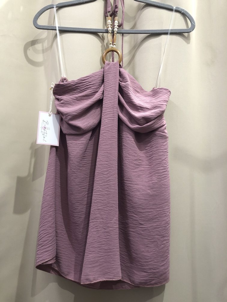 Camiseta cogida al cuello color morado. Talla unica. Precio 15E