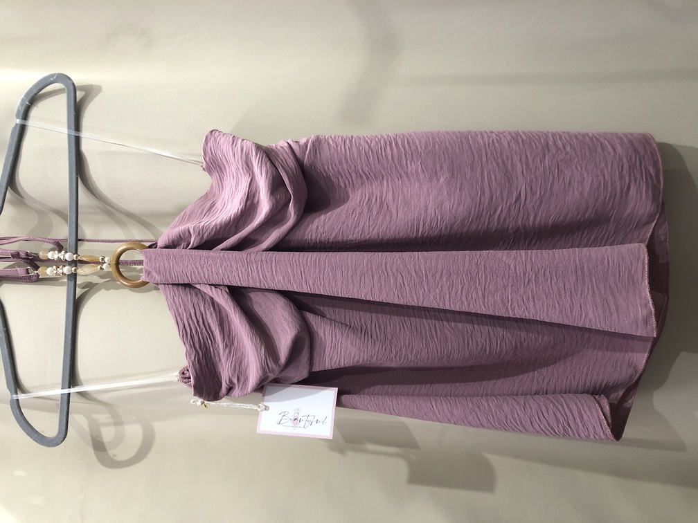 Camiseta cogida al cuello color morado. Talla unica. Precio 15E
