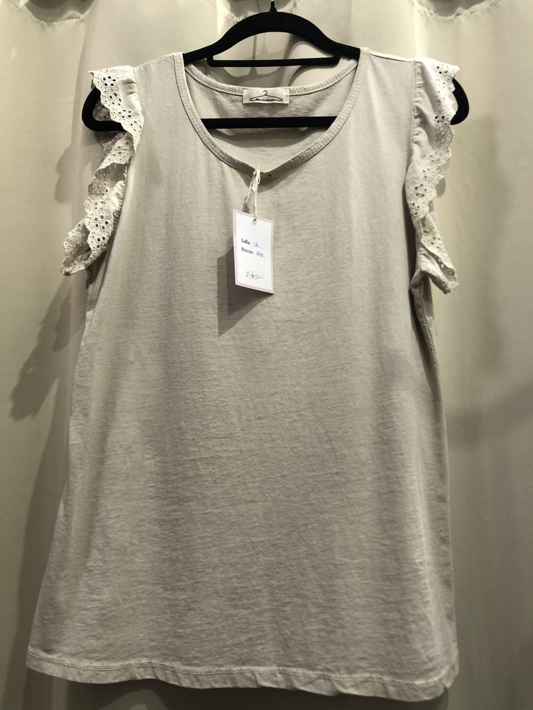 Camiseta con tira bordada en la sisa color marron. Talla unica. Precio 12E