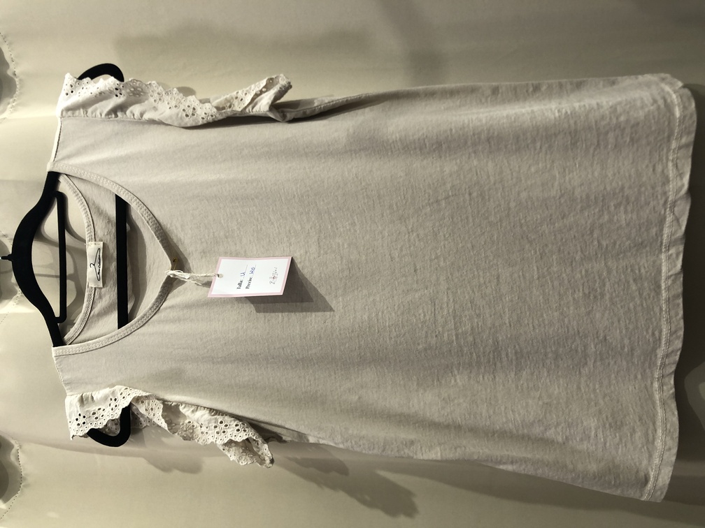 Camiseta con tira bordada en la sisa color marron. Talla unica. Precio 12E